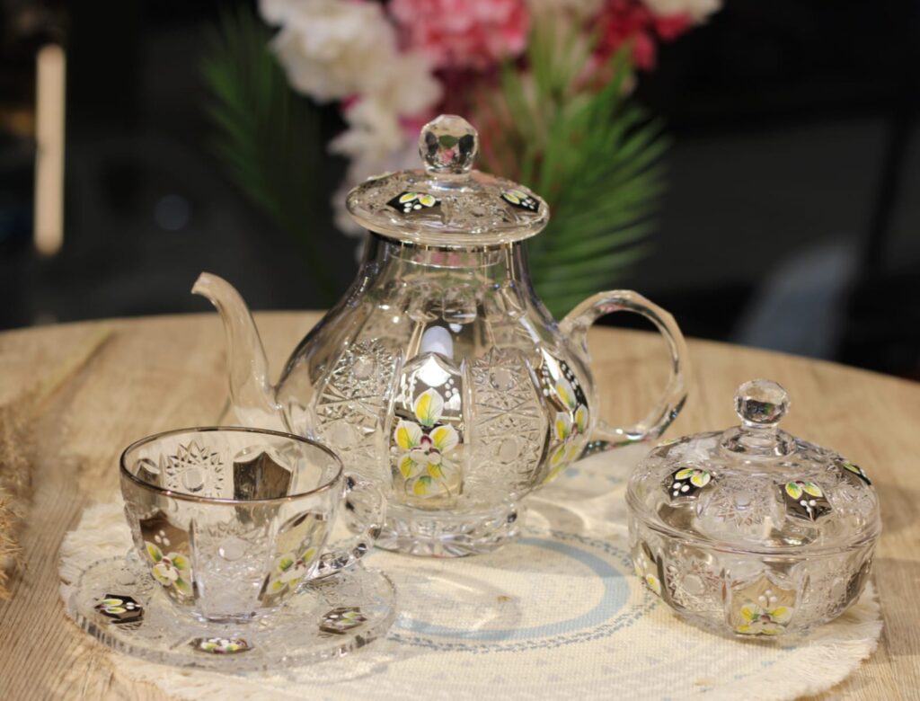 طقم شاي ورد بارز بلاتين حفر 17 قطعه